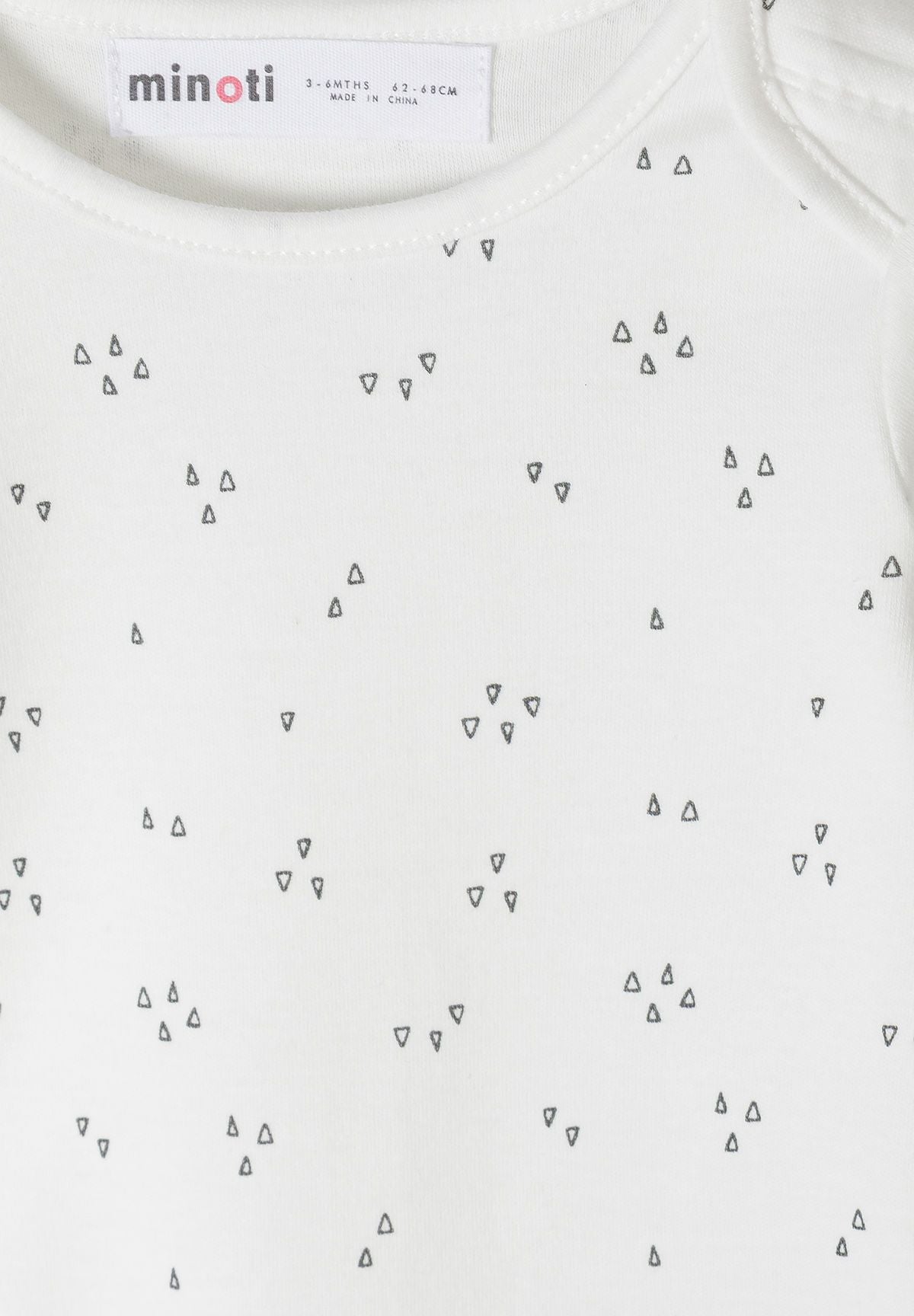 Babybeige, grijze en witte hemdjes met lange mouwen en print (set van 7), detail van de witte print.