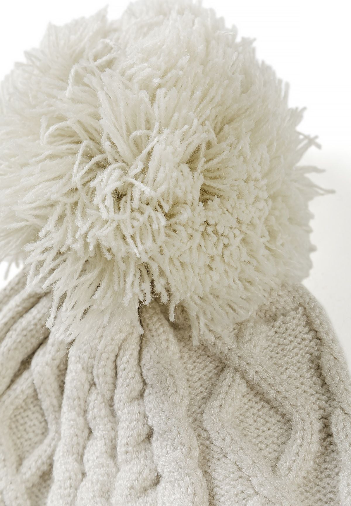 Bonnets à pompon pour bébé, marron et crème, en tricot torsadé (lot de 2), gros plan sur le bonnet à pompon crème.