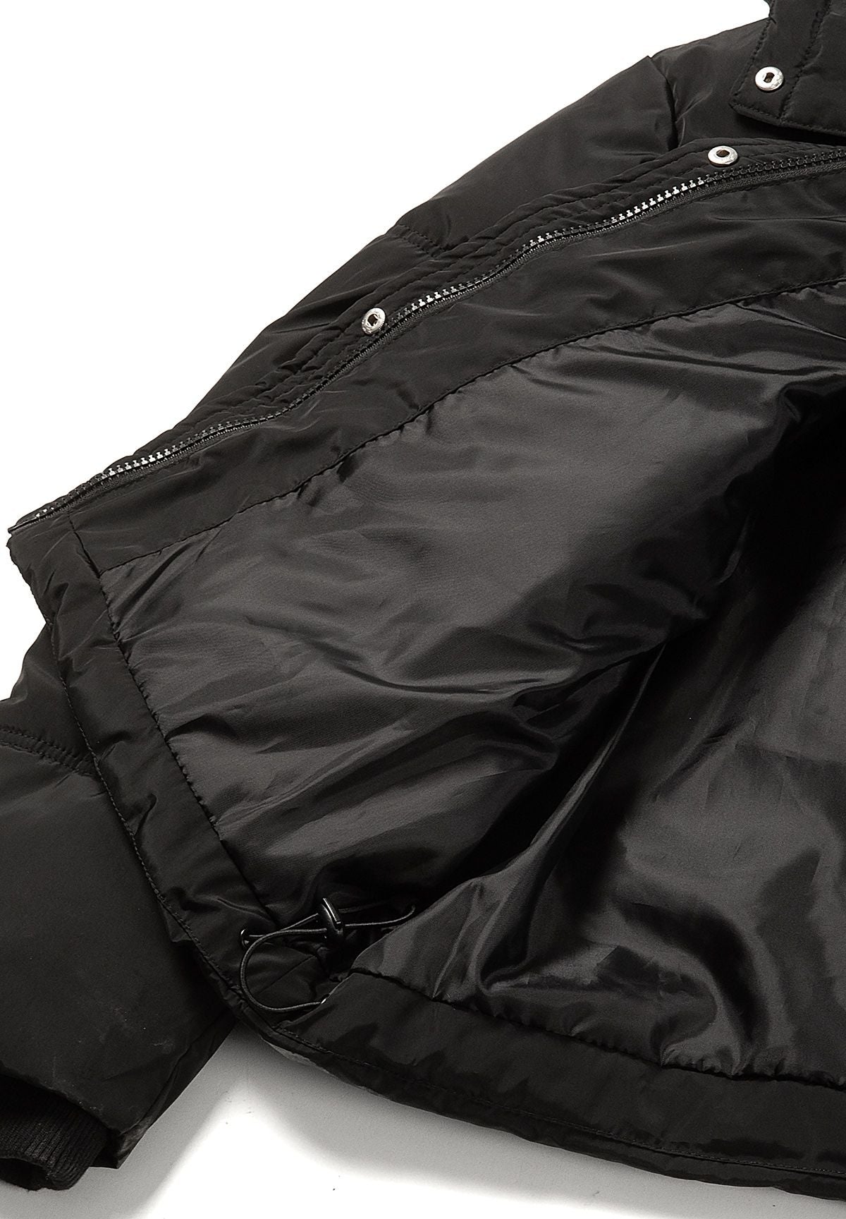Schwarze Daunenjacke mit Kapuze für Mädchen, Innenansicht des Futters.