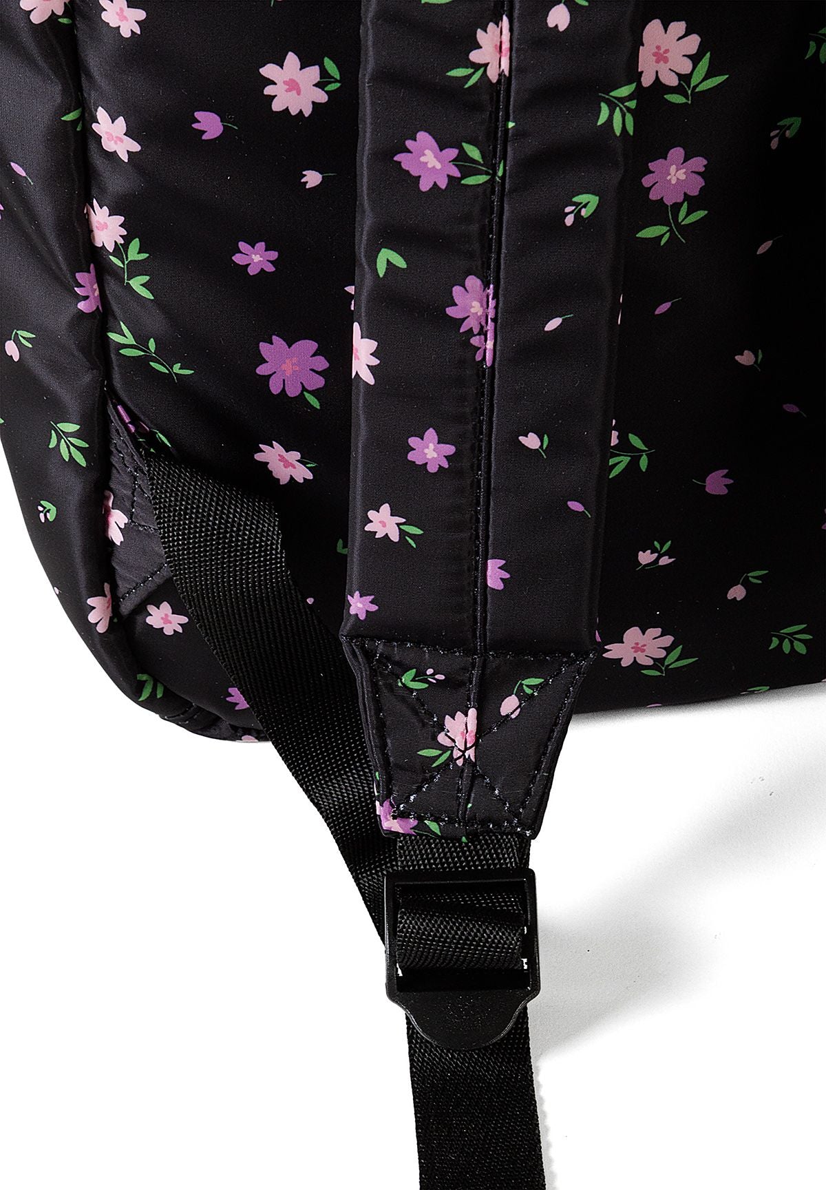 Zwarte rugzak met bloemenprint voor meisjes, detail van de riem.