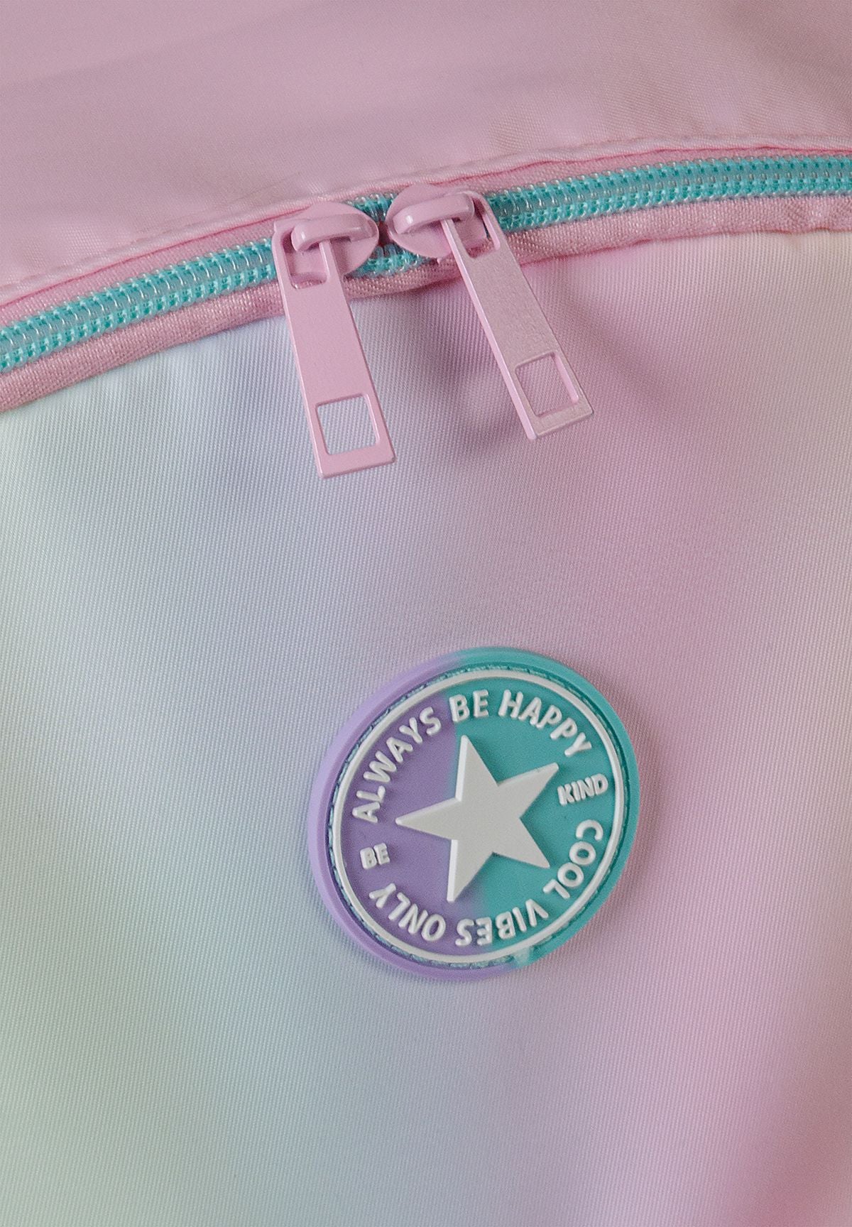 Roze regenboogrugzak voor meisjes, detail van het sterretje.