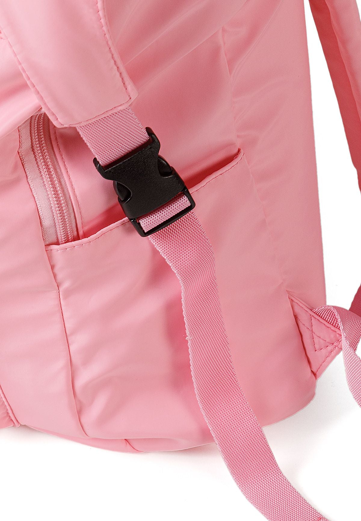 Roze meisjesrugzak met voorvakken, detail van de zijriem.