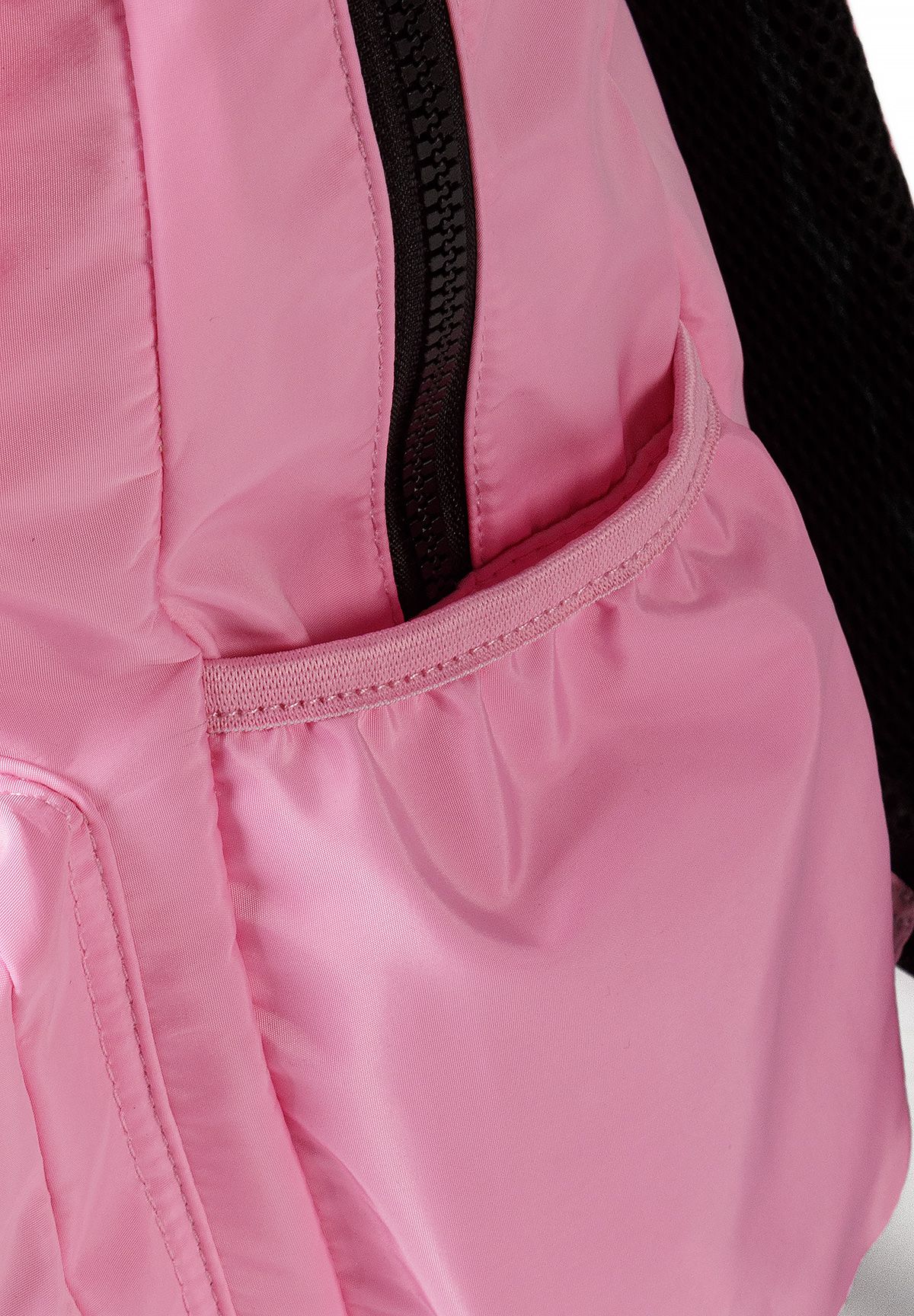 Roze rugzak voor meisjes met glanzende badges, detail van het zijvak.