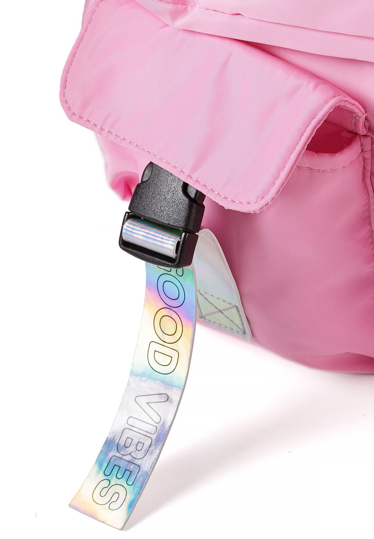 Roze rugzak voor meisjes met glanzende badges, detail van de holografische ritssluiting.
