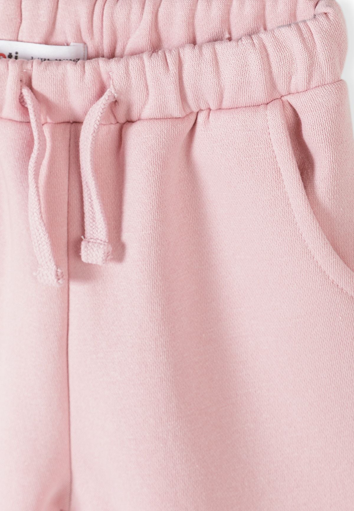 Survêtement rose à volants pour fille, composé d'un sweat-shirt et d'un pantalon de jogging, gros plan sur la taille à cordon.