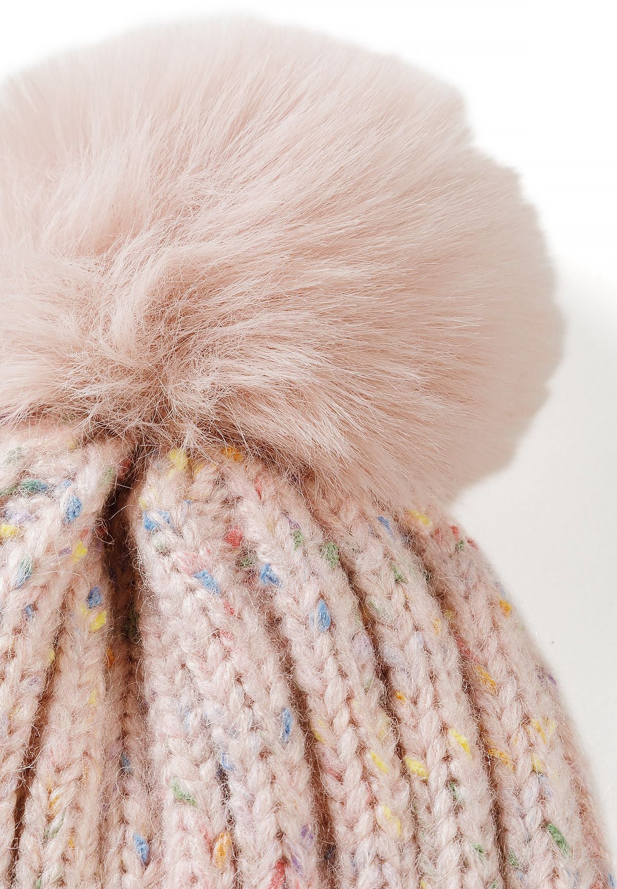 Bonnet à pompon rose moucheté pour fille, gros plan sur le pompon en fausse fourrure.