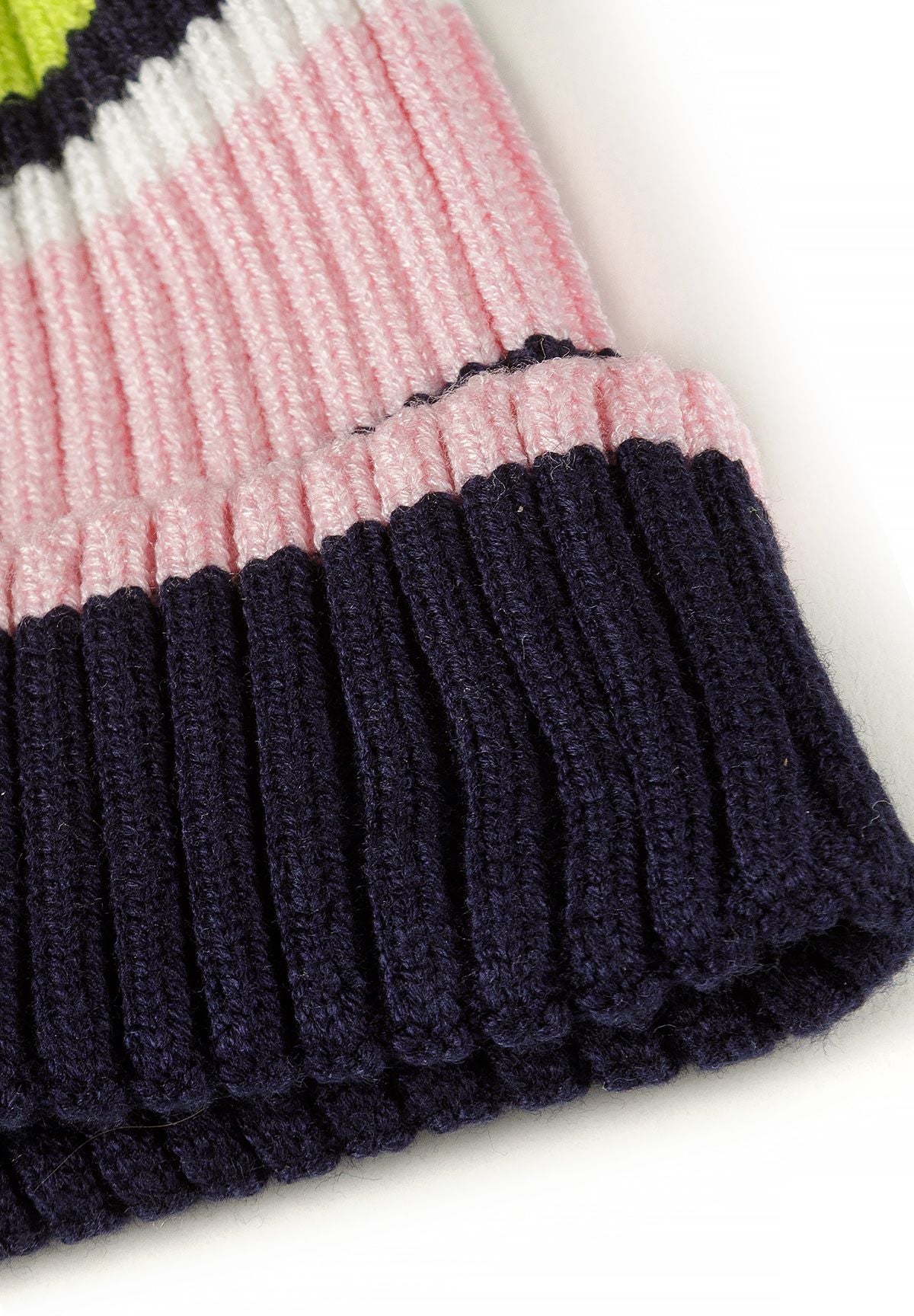 Set da bambina composto da berretto con pompon e guanti a righe blu navy, rosa e verde lime; primo piano della maglia.