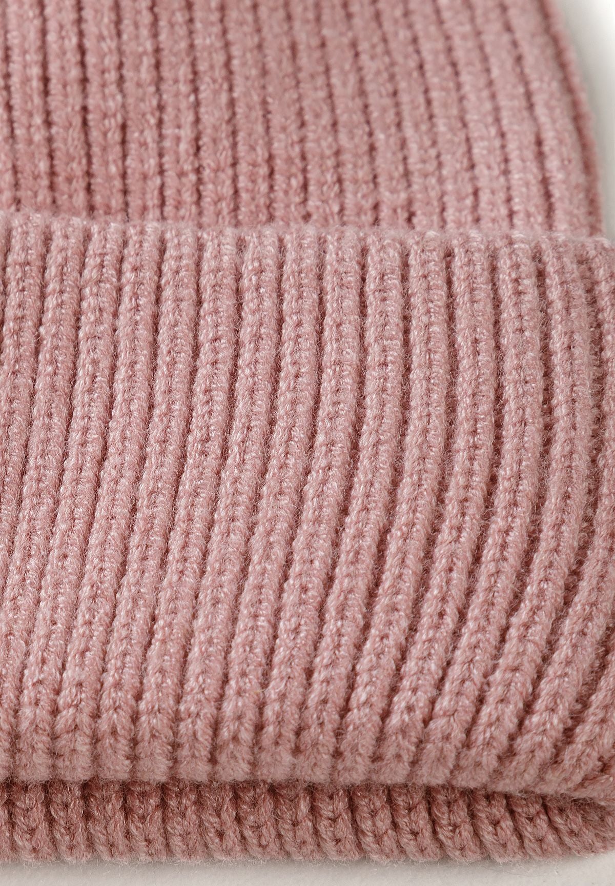 Bonnets côtelés pour filles, couleur crème et rose, avec un écusson « Smile » (lot de 2), gros plan sur le tricot côtelé.