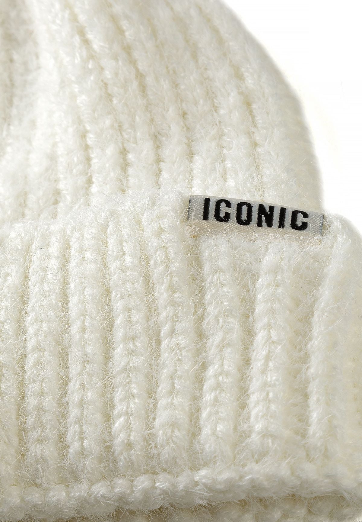 Bonnets côtelés pour filles, couleur crème et rose, avec un écusson Iconic (lot de 2), gros plan sur l'écusson du bonnet crème.