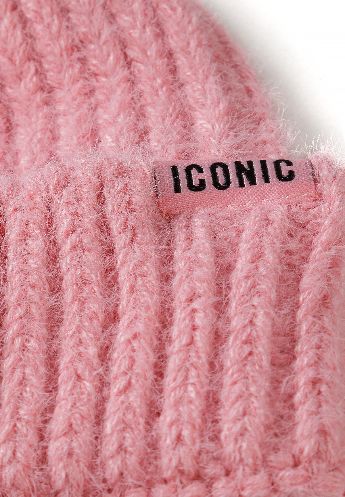 Bonnets côtelés pour filles, couleur crème et rose, avec un écusson Iconic (lot de 2), gros plan sur l'écusson du bonnet rose.