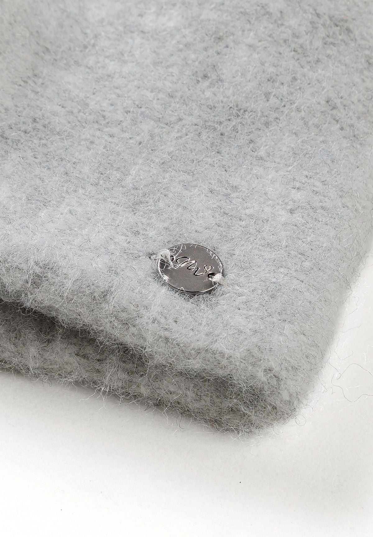 Bandeaux tricotés pour filles, noirs, crème et gris (lot de 3), gros plan sur l'écusson.