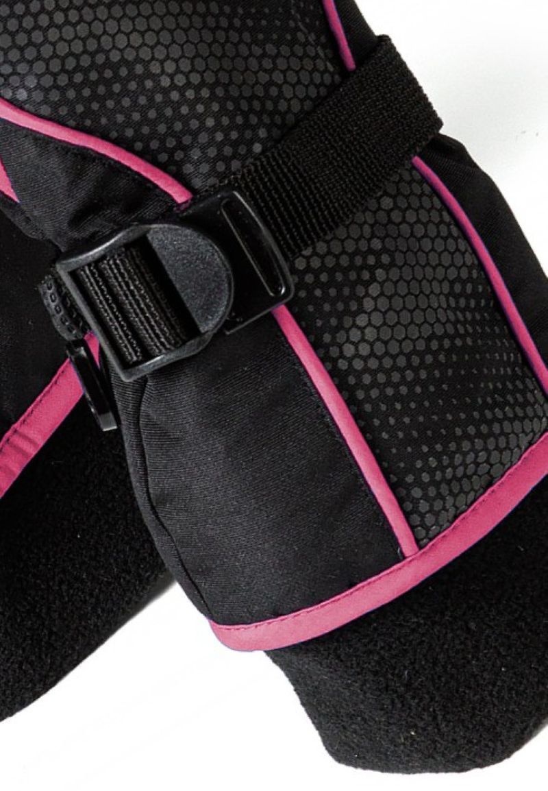 Zwarte en roze skihandschoenen voor meisjes met polsbandjes, detail van het polsbandje.