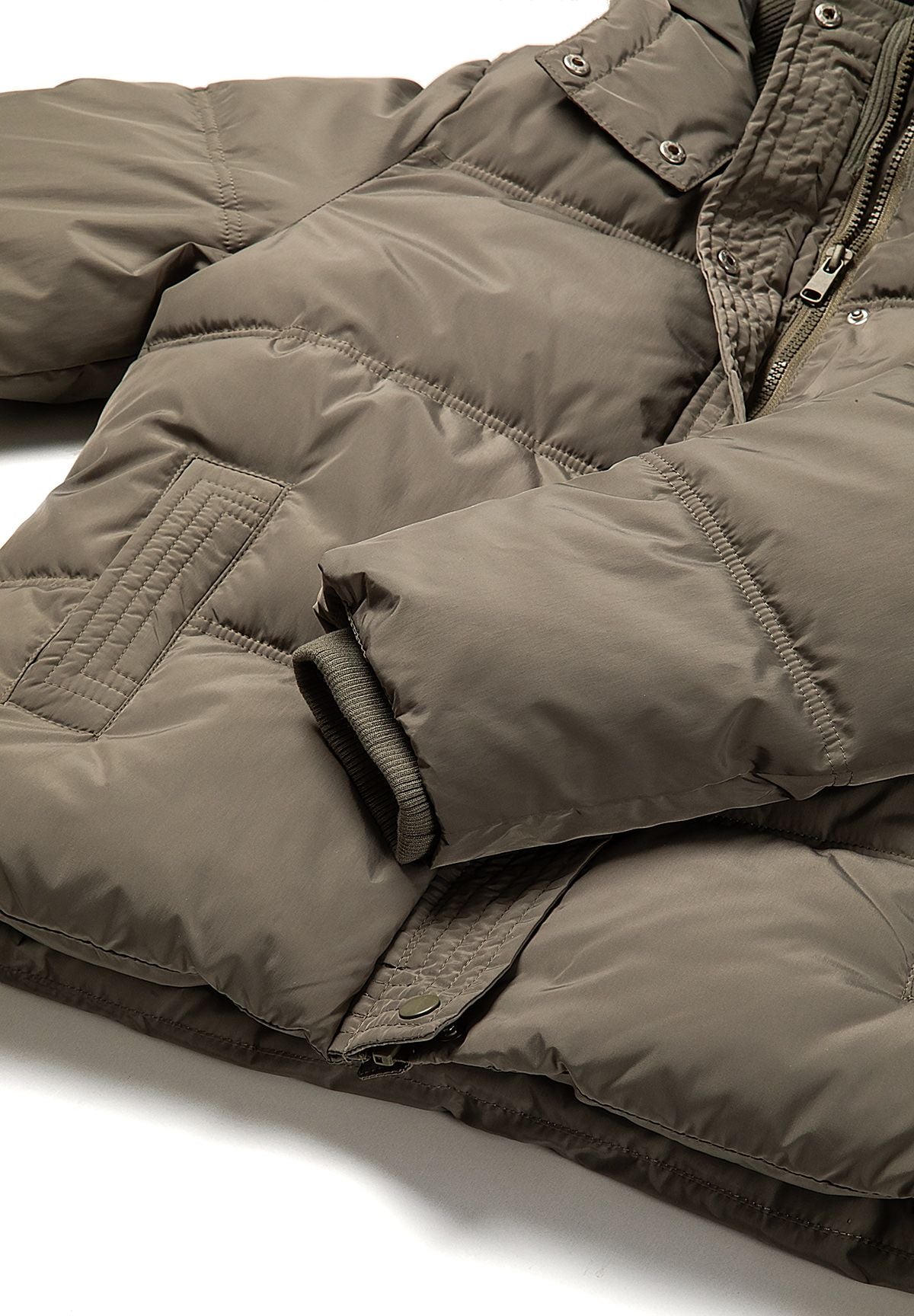 Women's short puffer jacket in khaki with hood, close-up of the ribbed inner cuff