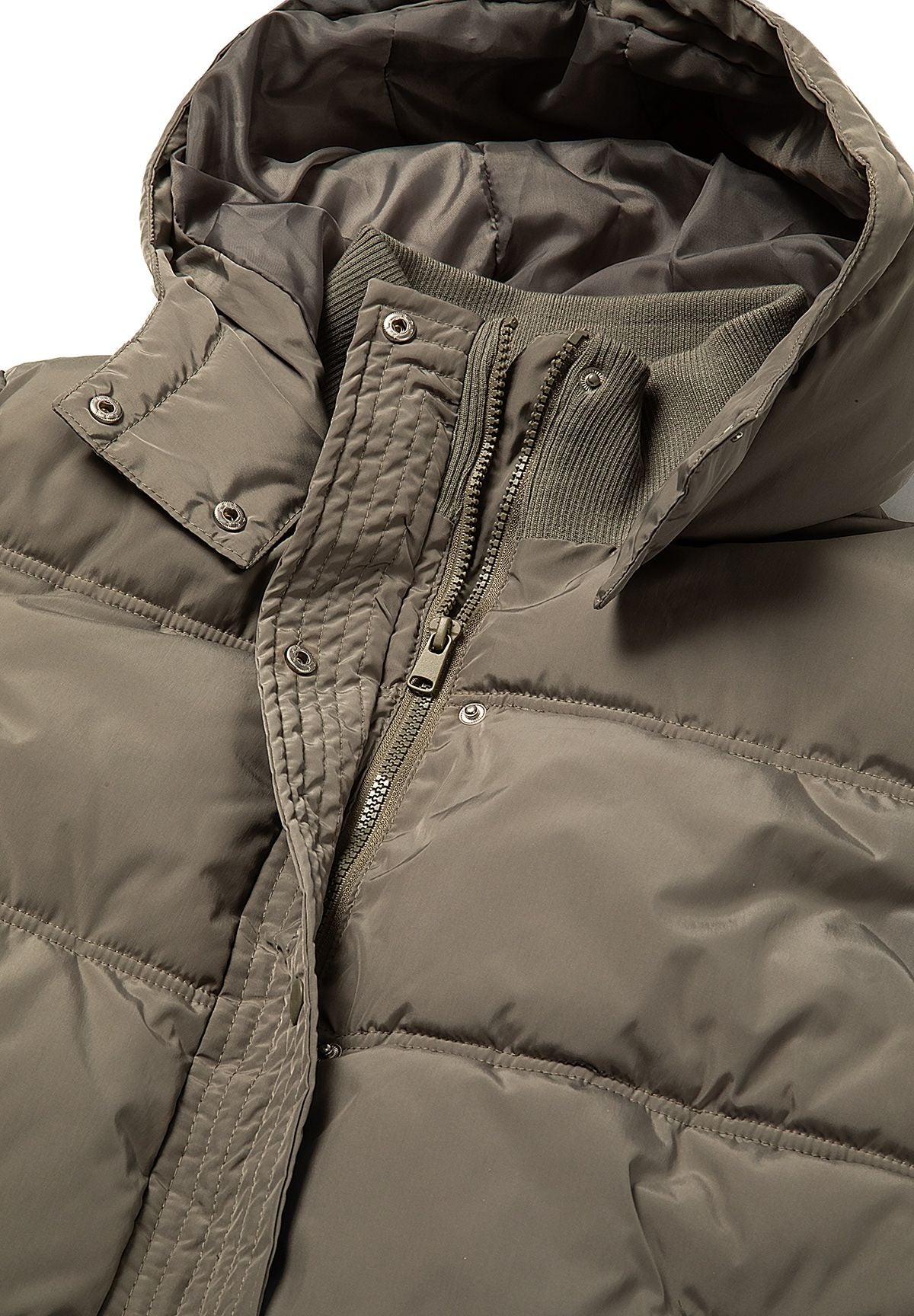 Women's short puffer jacket in khaki with hood, close-up of the ribbed collar and popper placket