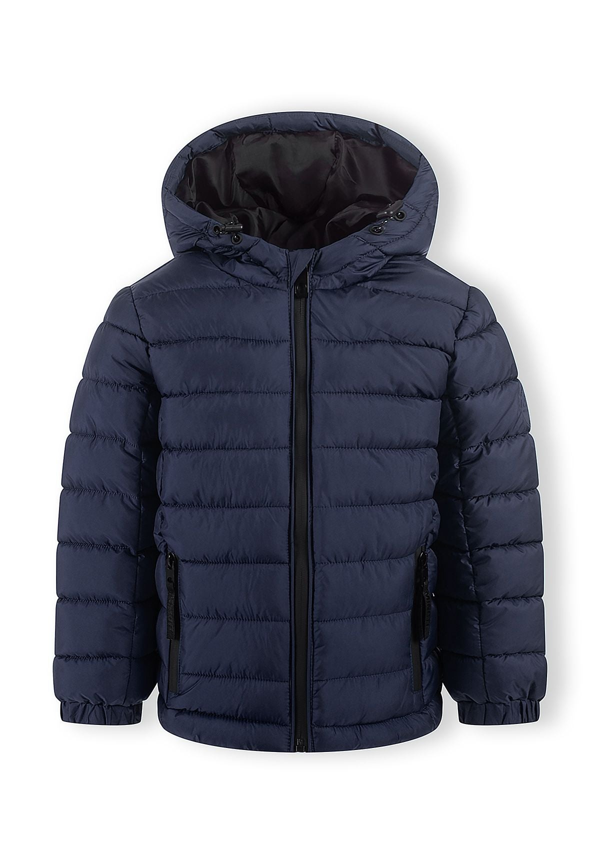 Donkerblauwe pufferjas met capuchon voor jongens, met logo-opdruk op de rug en aan de voorkant.