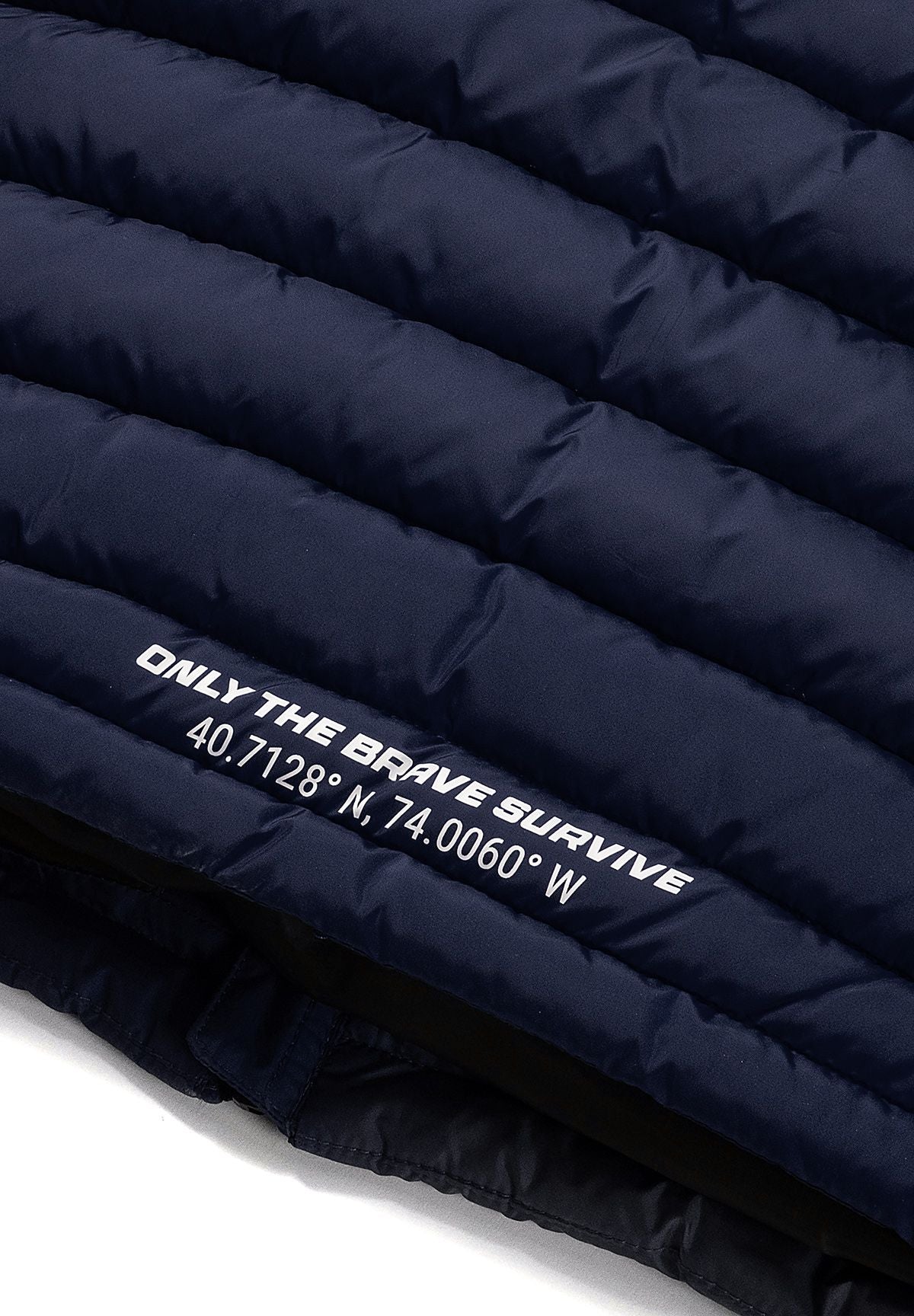 Donkerblauwe pufferjas met capuchon voor jongens, met een logo-opdruk op de rug, detail van de opdruk op de rug.