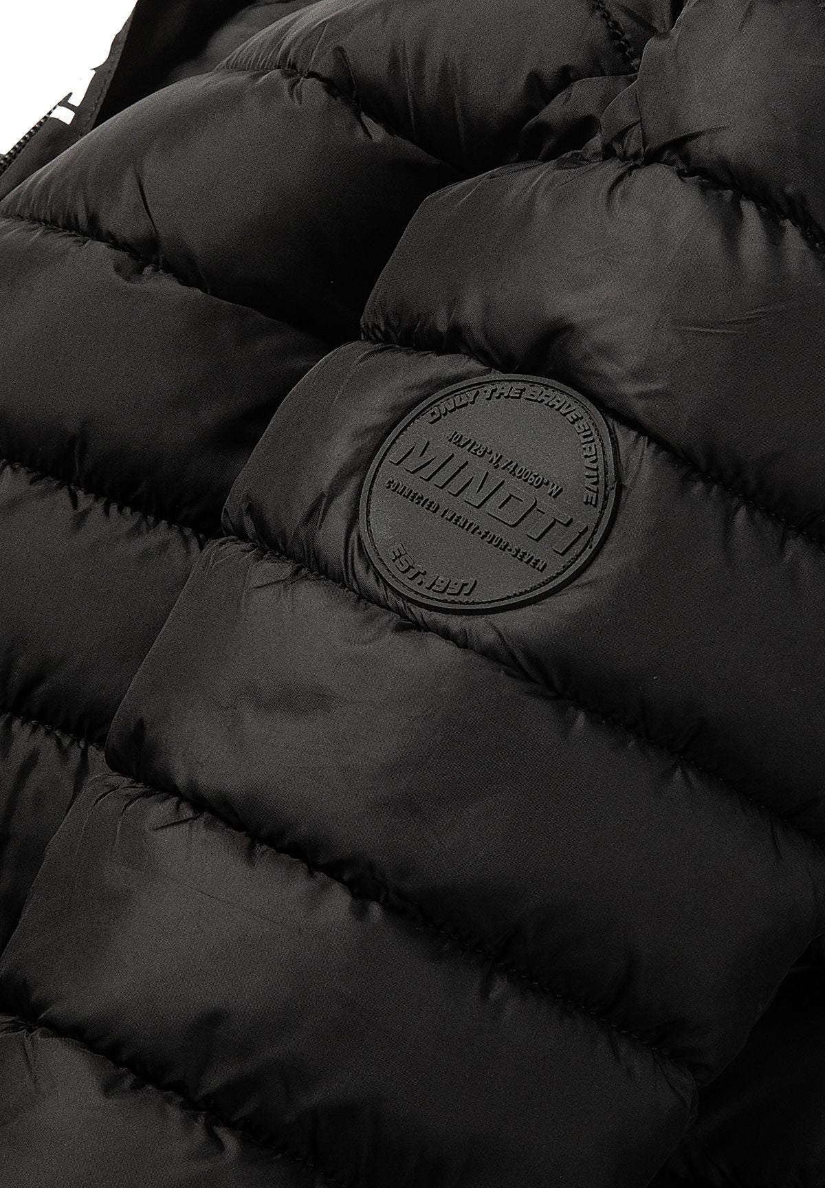 Zwart pufferjack met capuchon voor jongens, met een logo-opdruk op de rug, detail van het embleem op de mouw.