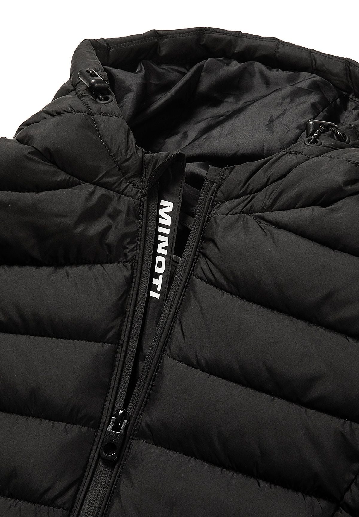 Zwart pufferjack met capuchon voor jongens, met een logo-opdruk op de rug, detail van de rits en de kraag.