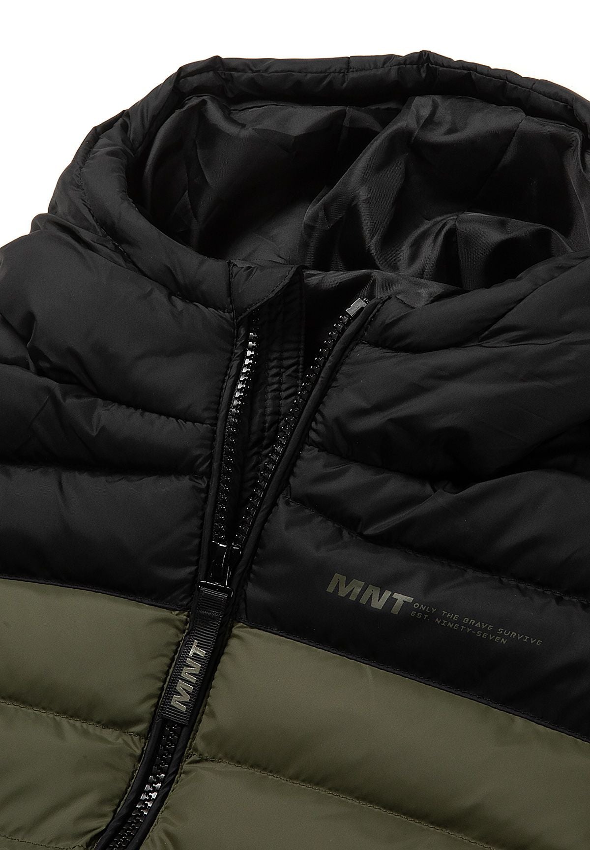Zwart en kaki pufferjack met kleurblokken voor jongens, detail van de capuchon en de rits.