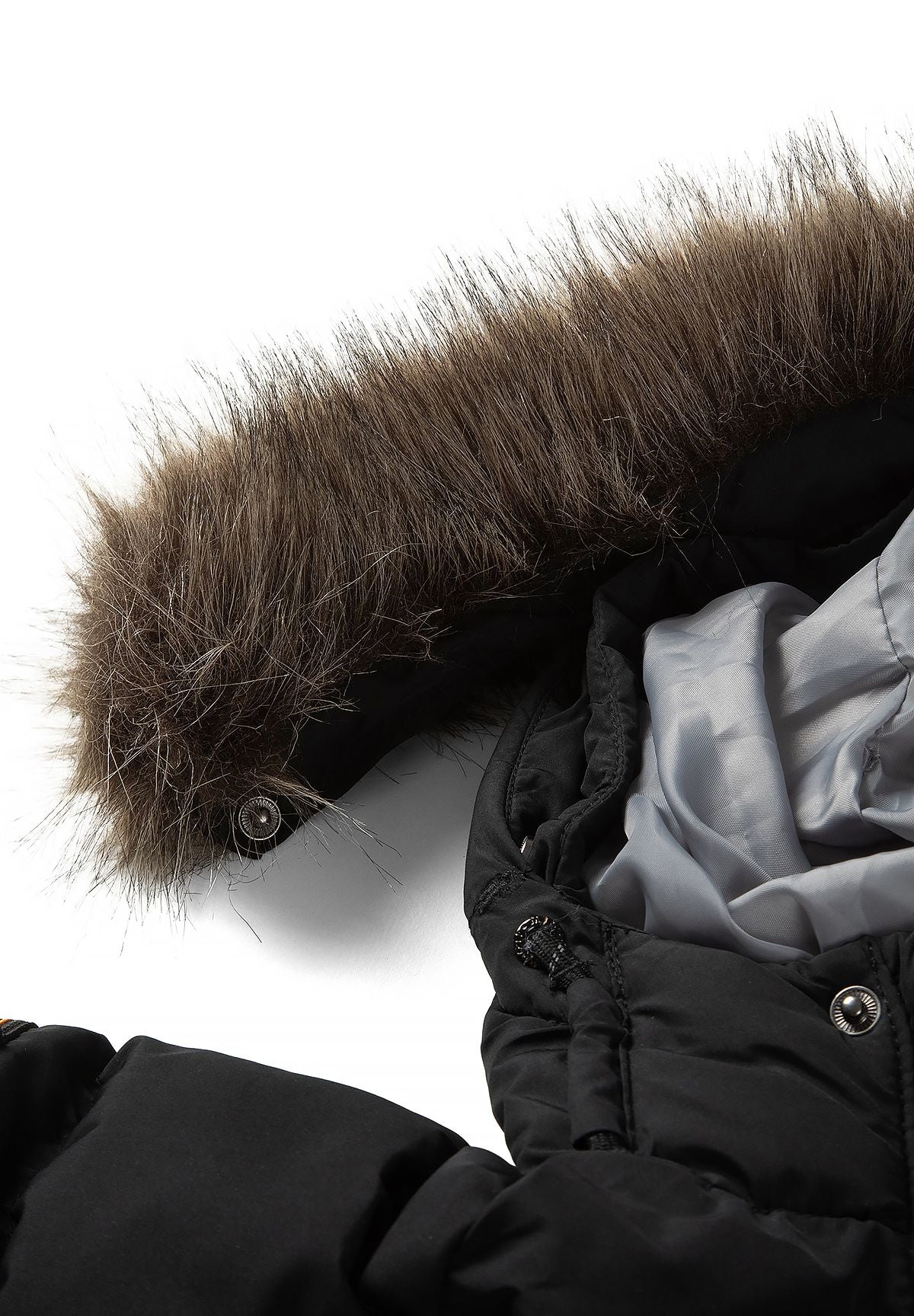 Zwarte gewatteerde parka voor jongens met afneembare capuchonrand, detail van de capuchonrand van imitatiebont.