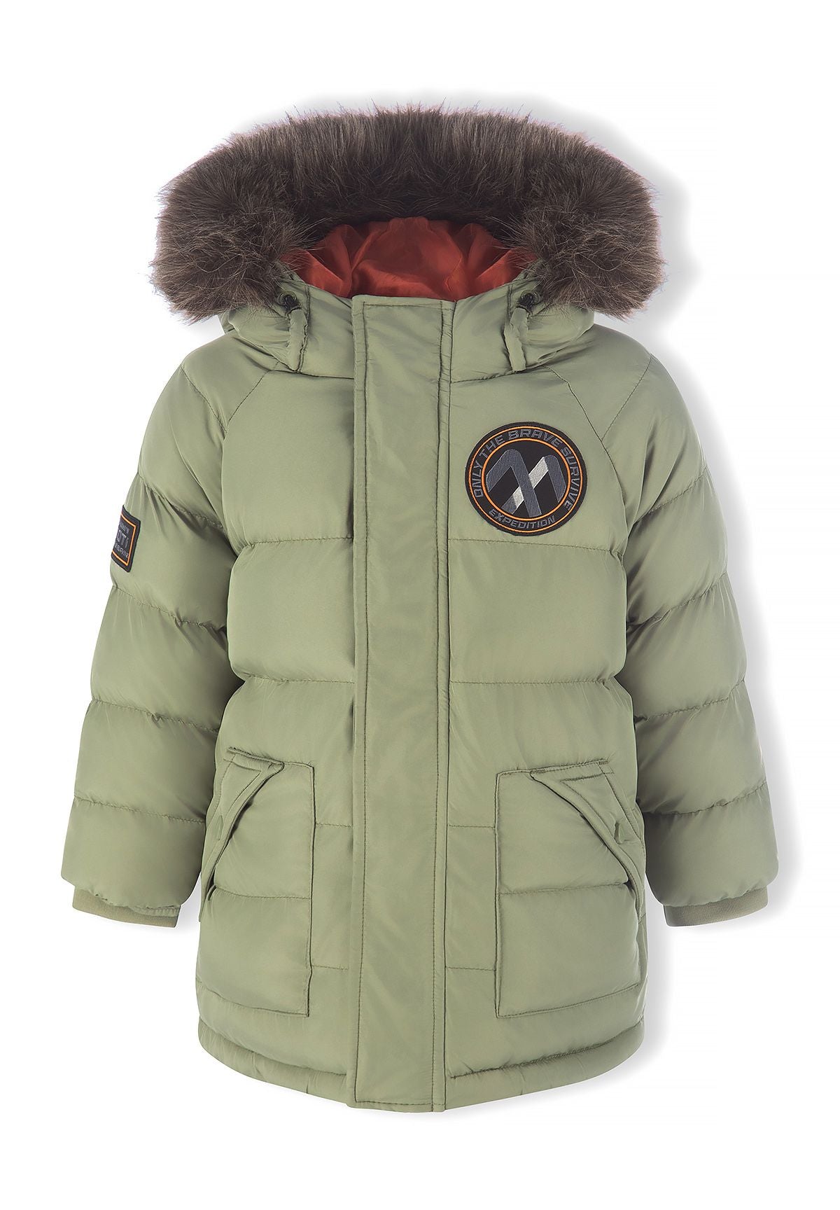 Parka acolchada para niño en color oliva con ribete de la capucha desmontable, vista frontal.