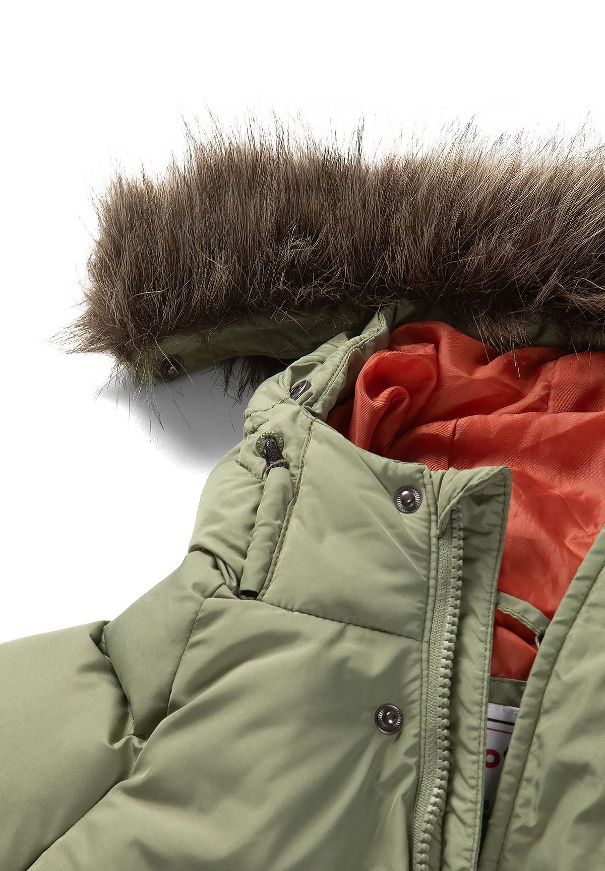Parka acolchada de color oliva para niño con ribete de la capucha desmontable; primer plano del ribete de la capucha de piel sintética.