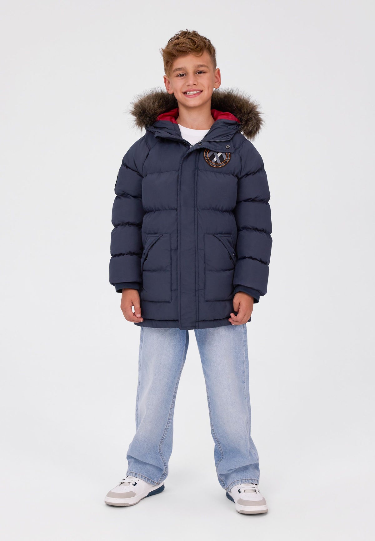 Donkerblauwe gewatteerde parka voor jongens met afneembare capuchonrand, vooraanzicht op model.