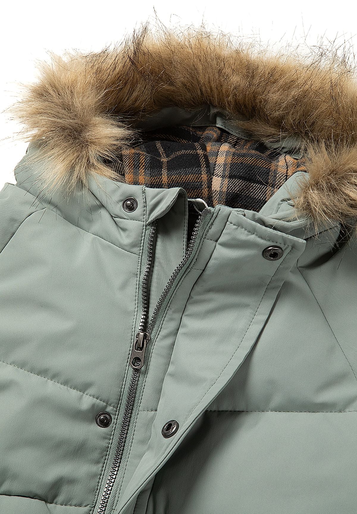 Gepolsterter Parka für Jungen im Color-Blocking-Design in den Farben Salbei und Khaki, Nahaufnahme des Reißverschlusses und der Kapuzenverzierung.