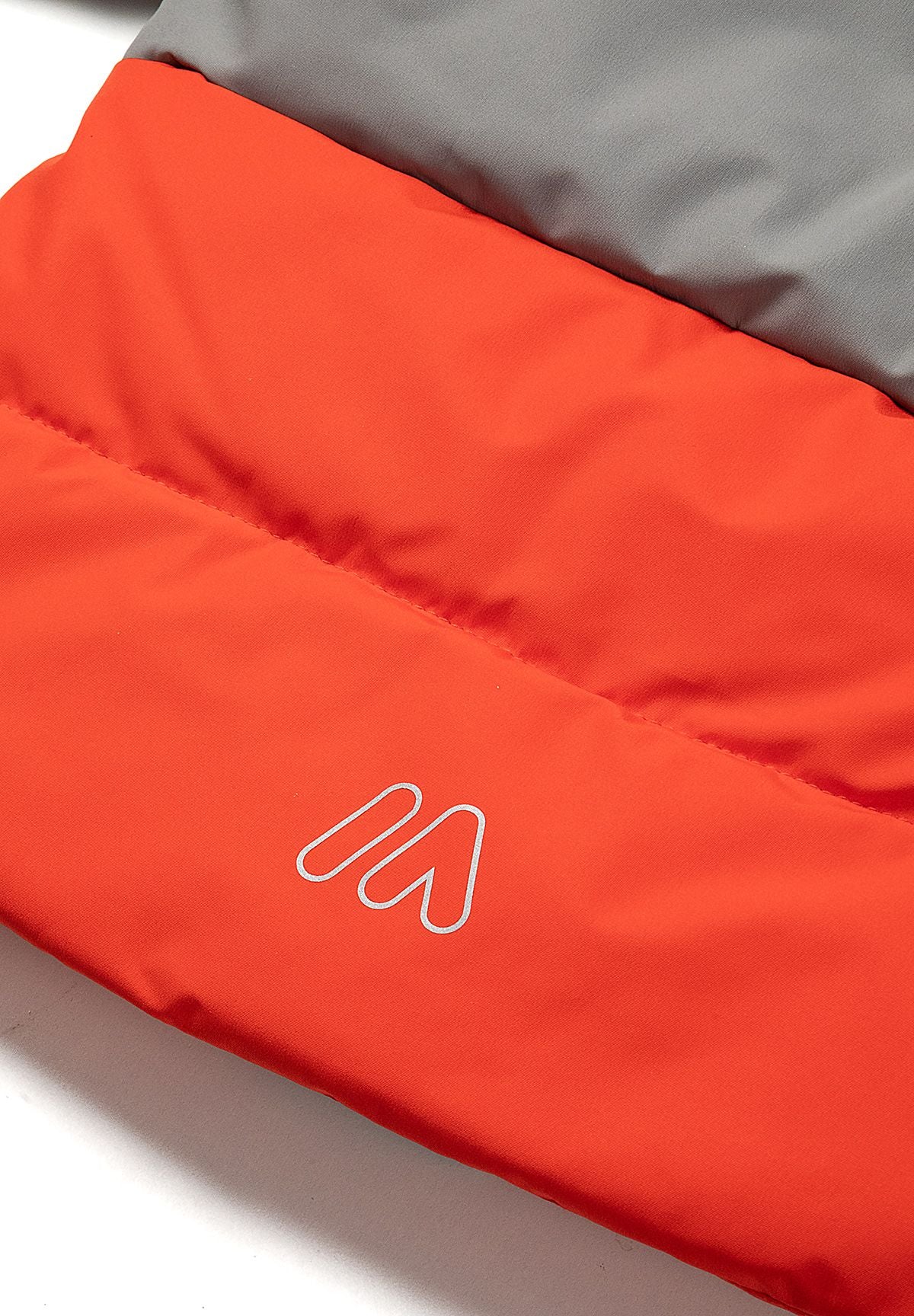 Grijze en rode gewatteerde parka met kleurblokken voor jongens, detail van het bedrukte logo op de rug.
