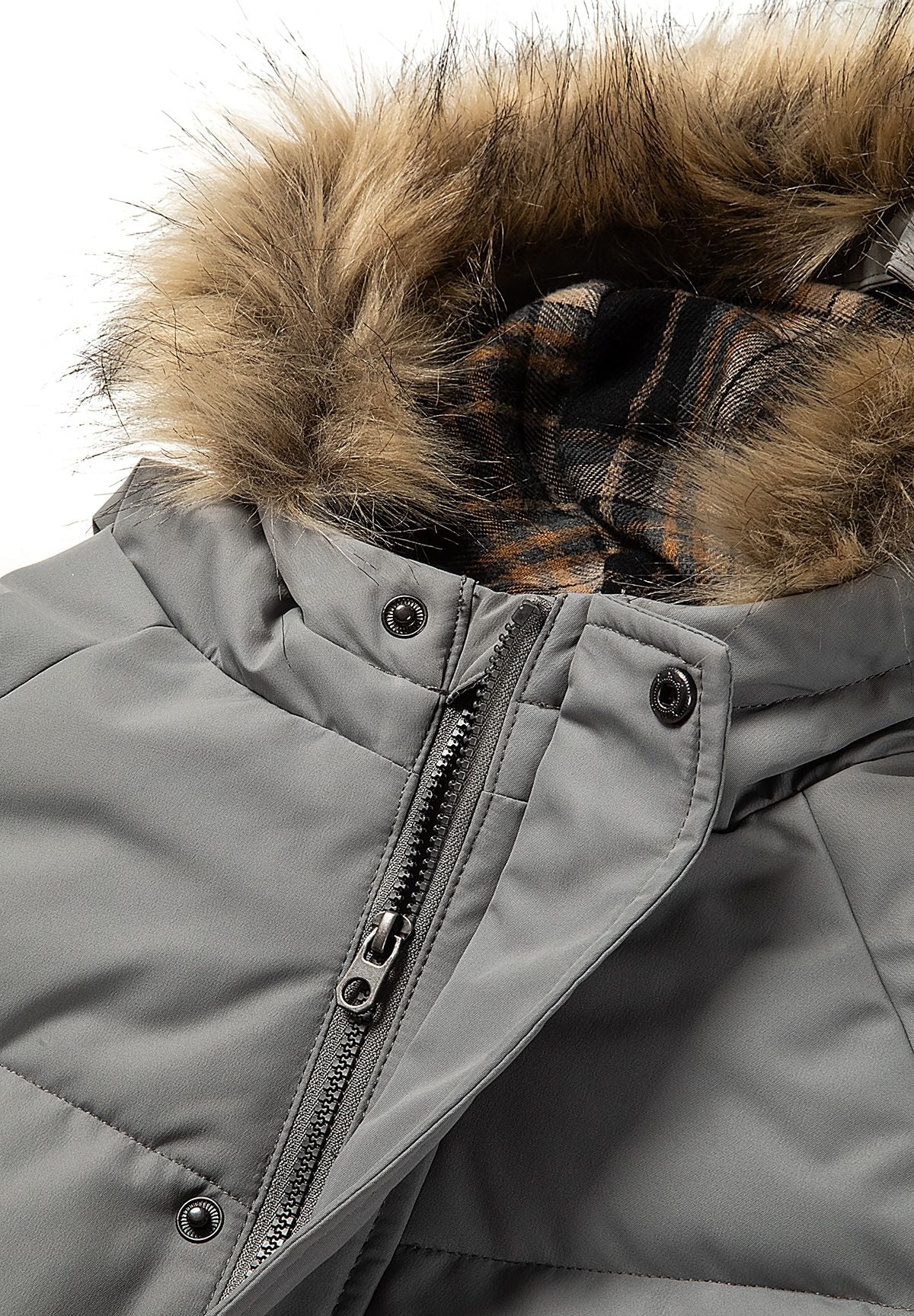 Grijze en rode gewatteerde parka met kleurblokken voor jongens, detail van de rits en de rand van de capuchon.