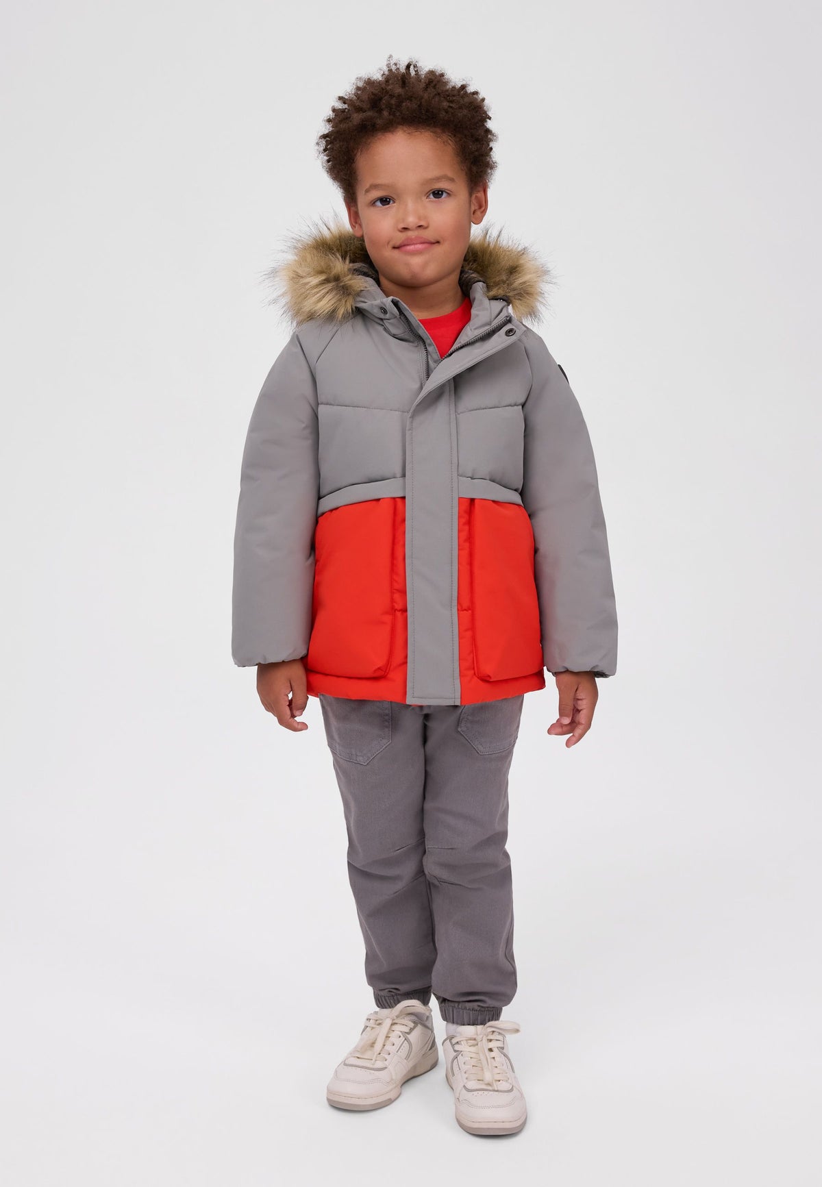 Grijze en rode gewatteerde parka met kleurblokken voor jongens, vooraanzicht.