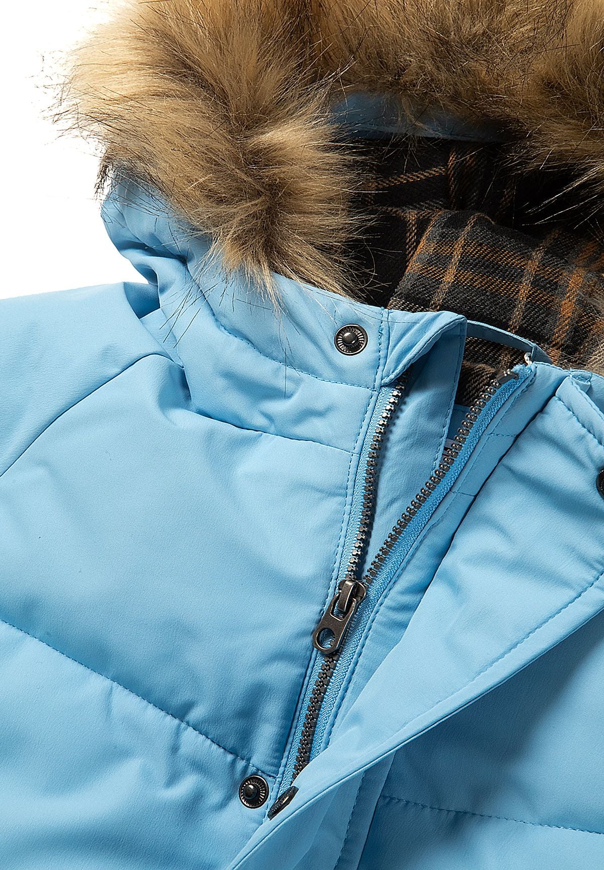 Lichtblauwe en marineblauwe gewatteerde parka met kleurblokken voor jongens, detail van de rits en de rand van de capuchon.