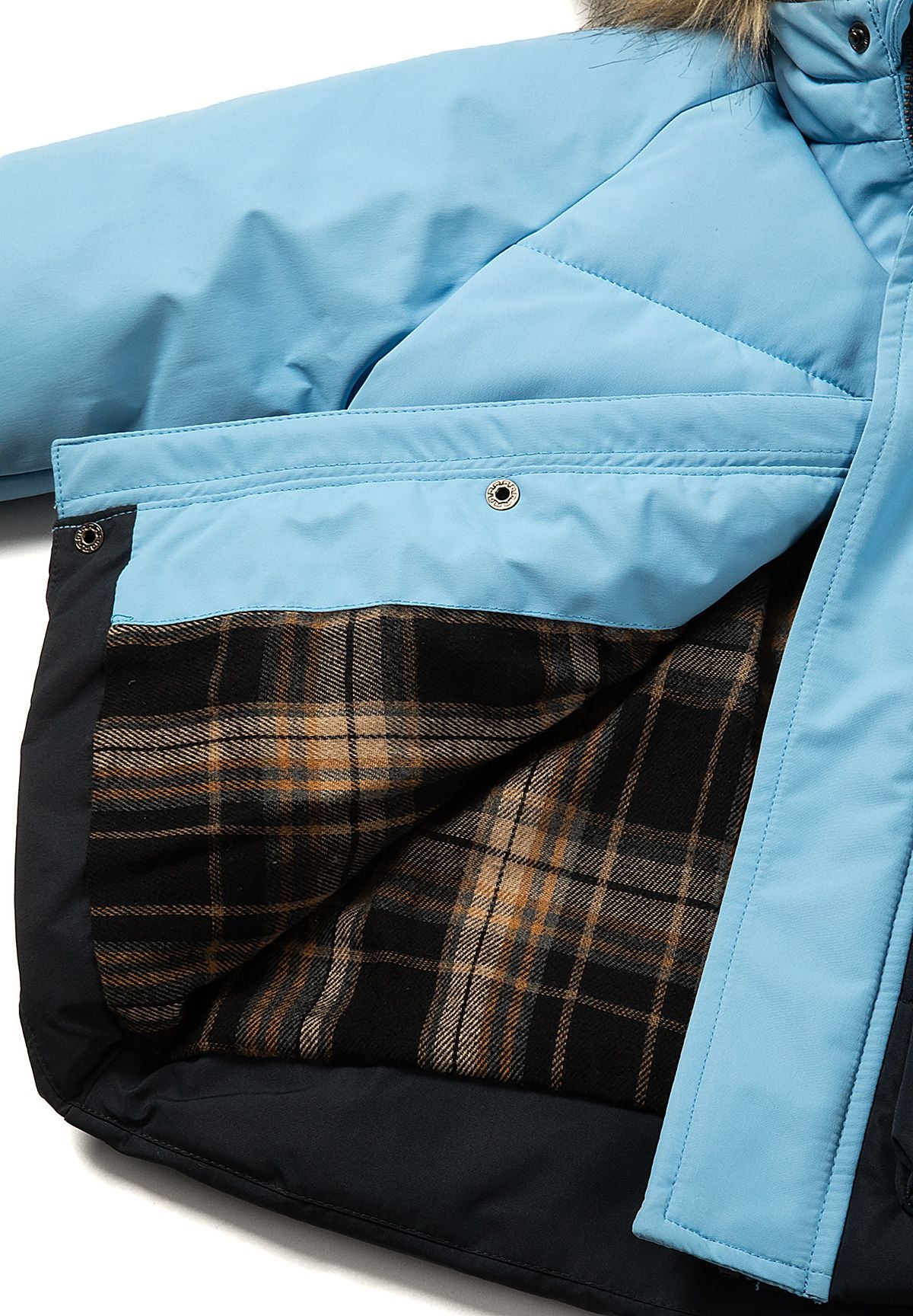 Lichtblauwe en marineblauwe gewatteerde parka met kleurblokken voor jongens, binnenkant met geruite voering.