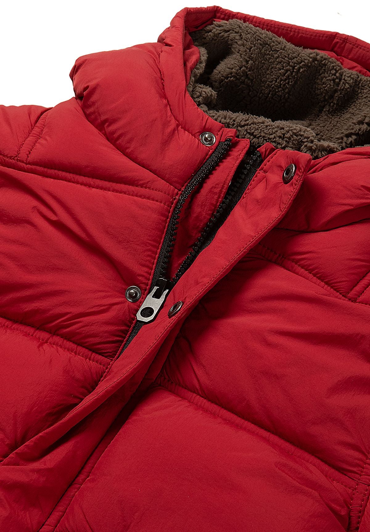 Roter, wattierter Kapuzenmantel für Jungen, Nahaufnahme des Reißverschlusses und des Kragens.