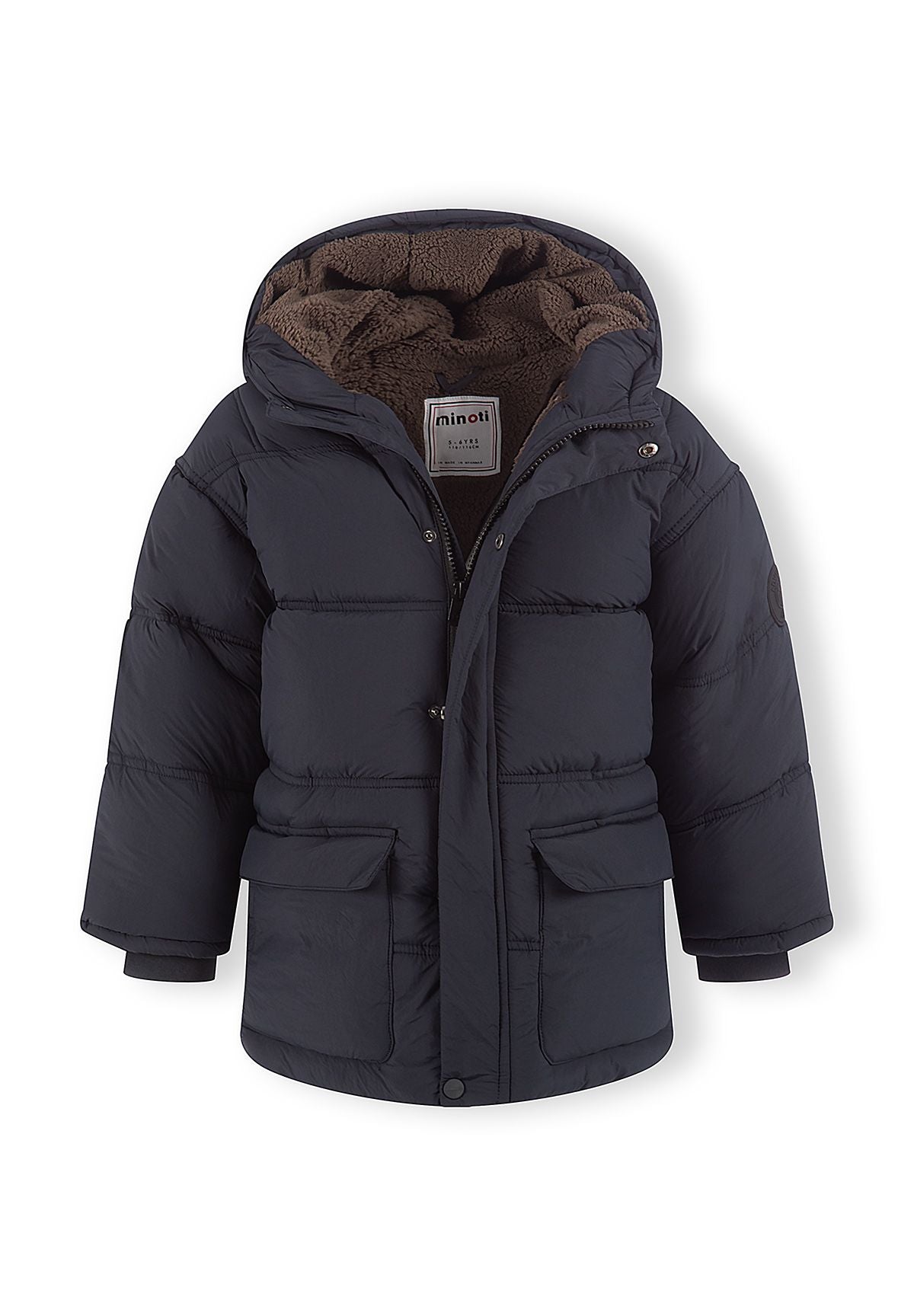Piumino da ragazzo blu navy con cappuccio, con fodera del cappuccio visibile sul davanti.
