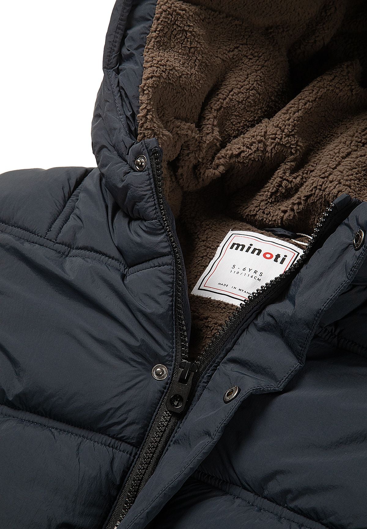 Piumino da bambino blu navy con cappuccio, primo piano del cappuccio e della cerniera.
