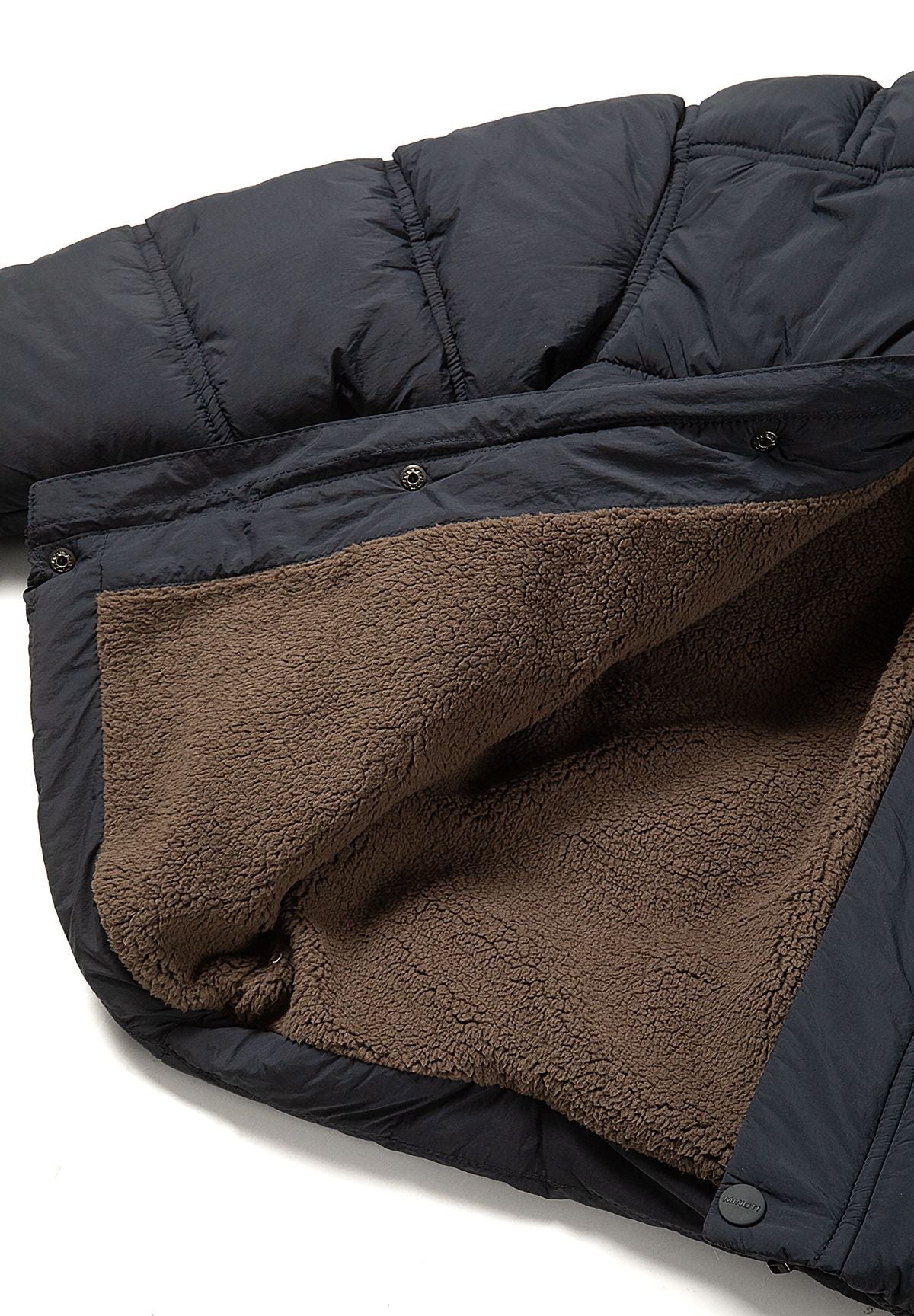 Piumino da ragazzo blu navy con cappuccio, vista interna della fodera.