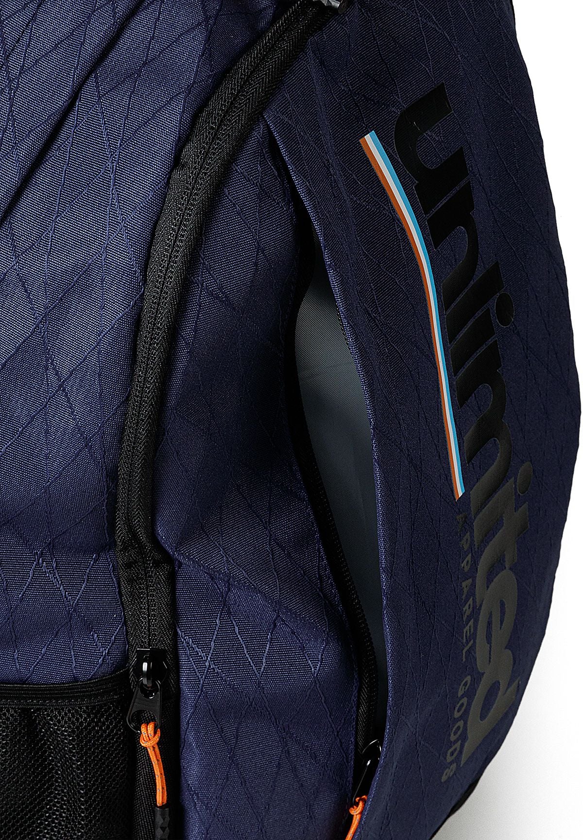 Marineblauwe rugzak voor jongens met zijvakken van mesh, detail van de reflecterende rand.
