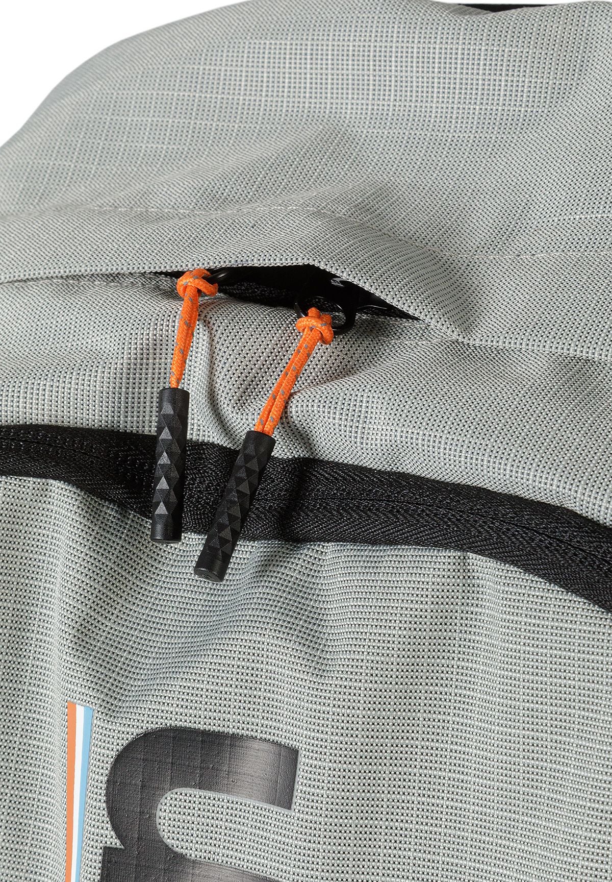 Grijze rugzak voor jongens met zijvakken van mesh, detail van de ritssluitingen.