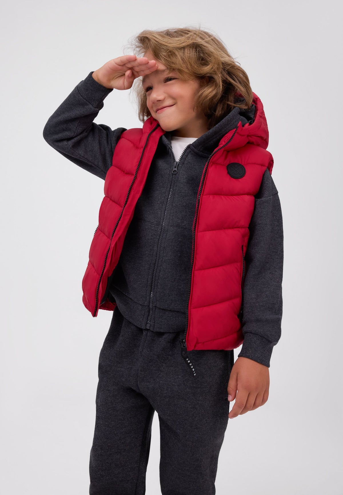 Boys' red padded gilet with a hood and zipped pockets – Minoti 33GILET500