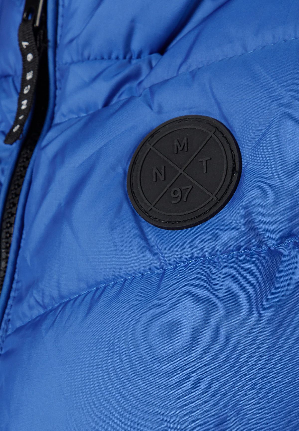 Blauw gewatteerd vest met capuchon voor jongens, detail van het embleem.