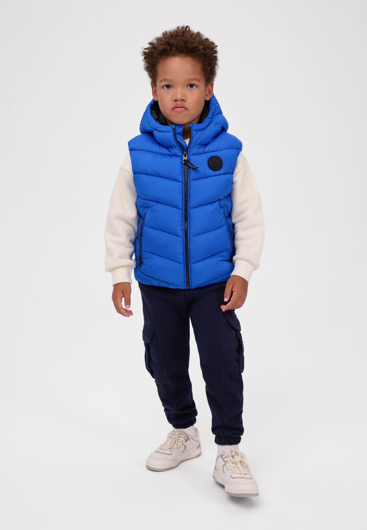 Blauw gewatteerd vest met capuchon voor jongens, vooraanzicht.