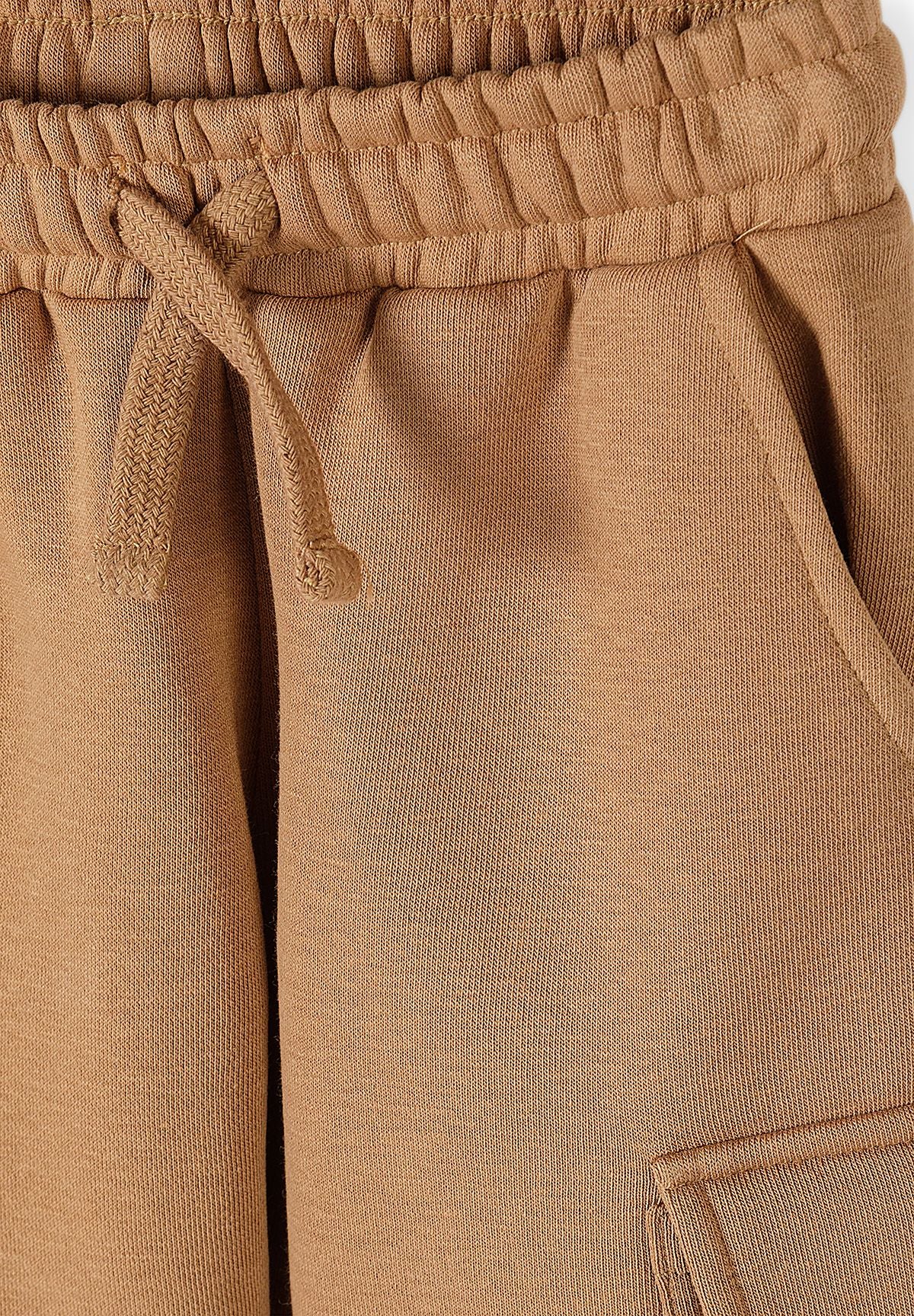 Crèmekleurig sweatshirt en joggingbroek met cargozakken voor jongens, detail van de cargozak.