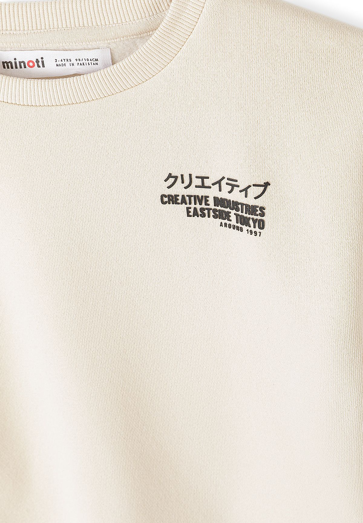 Crèmekleurig sweatshirt en cargo-joggingbroek voor jongens, detail van de print op de borst.