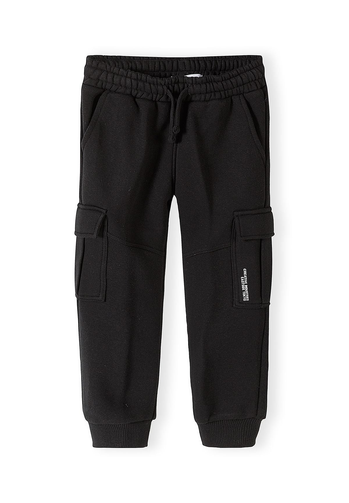Survêtement pour garçon composé d'un sweat-shirt vert sauge et d'un pantalon de jogging cargo noir, vue de face.
