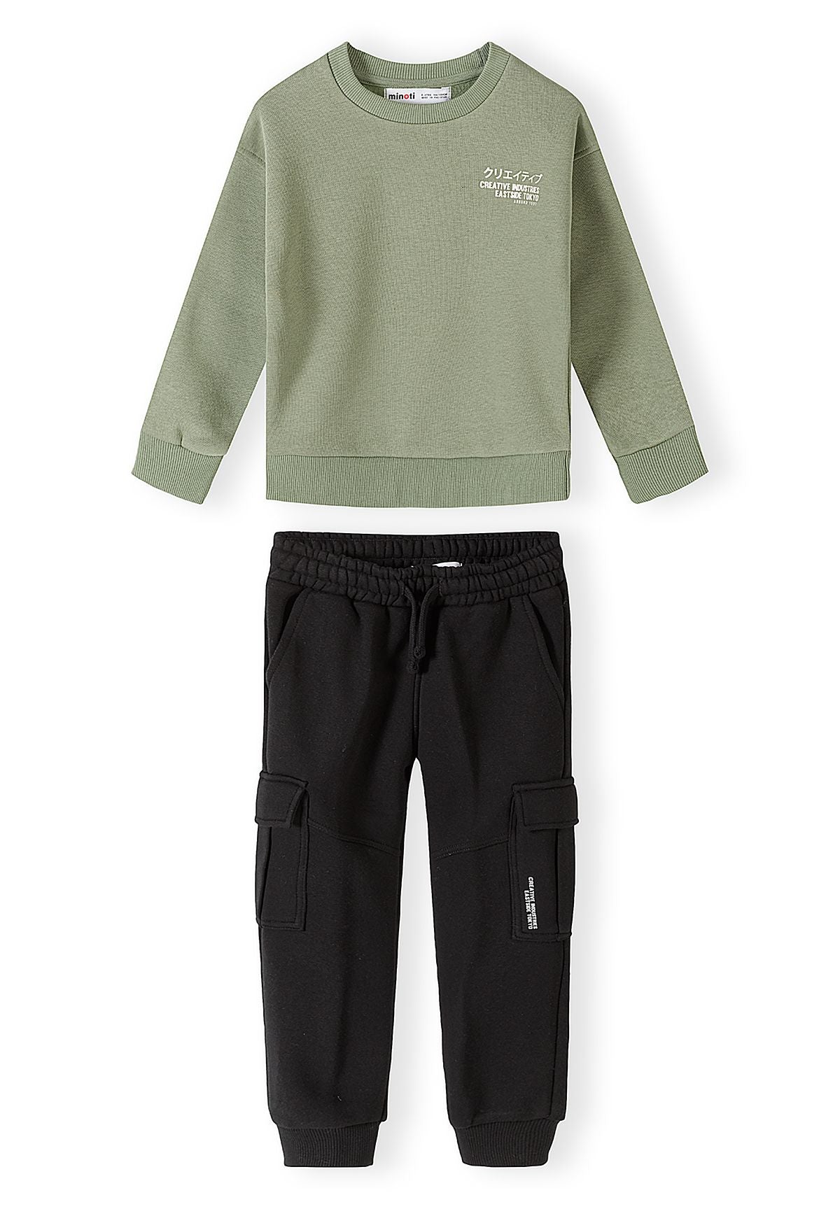 Survêtement pour garçon composé d'un sweat-shirt vert sauge et d'un pantalon de jogging cargo noir, vue de face.
