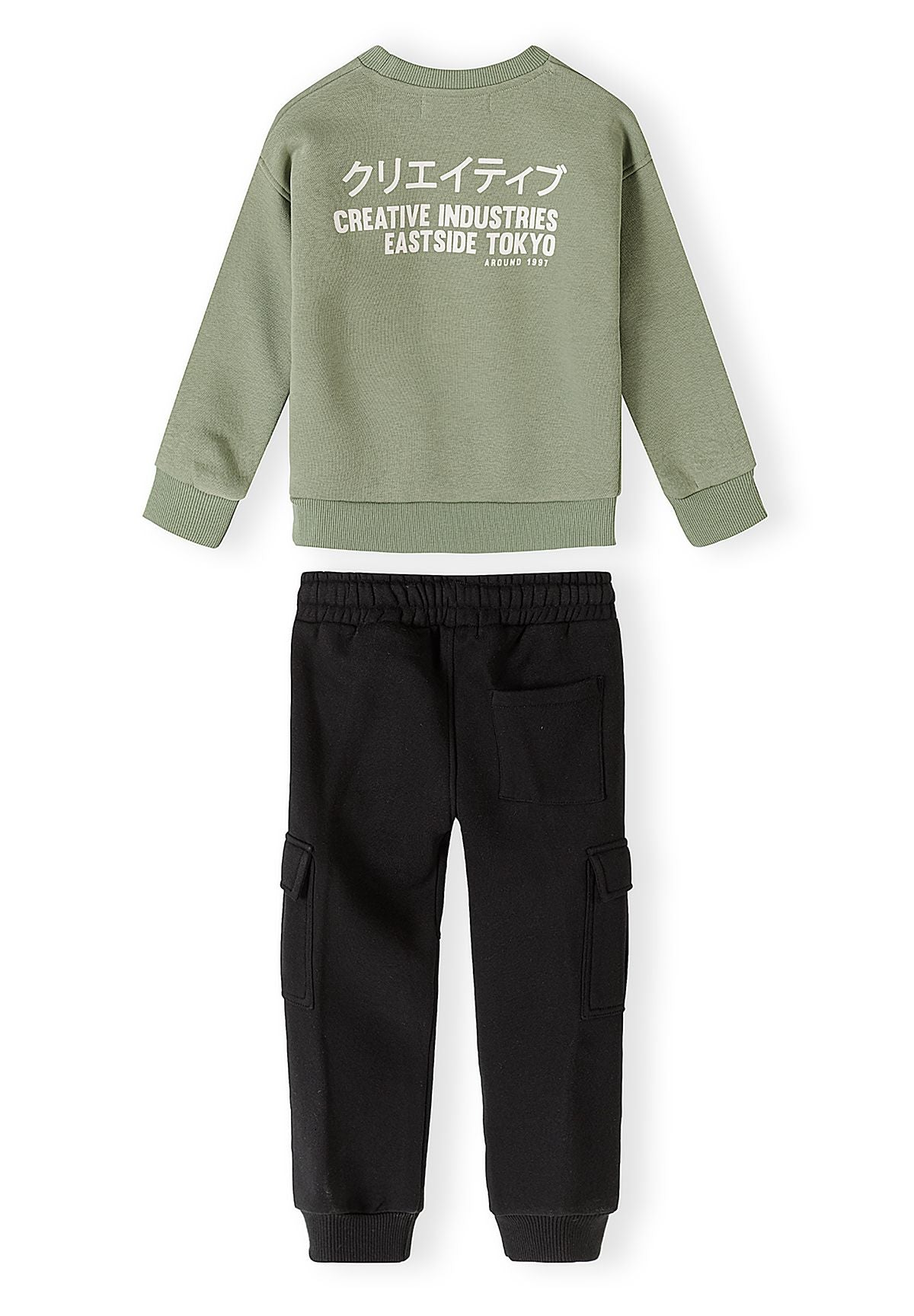 Survêtement pour garçon composé d'un sweat-shirt vert sauge et d'un pantalon de jogging cargo noir, vue arrière.