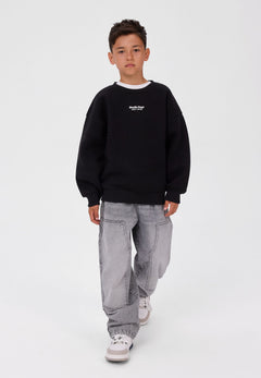 Bedruckte Sweatshirts für Kinder in Hellgrün und Schwarz (2er-Pack), Modell von vorne.