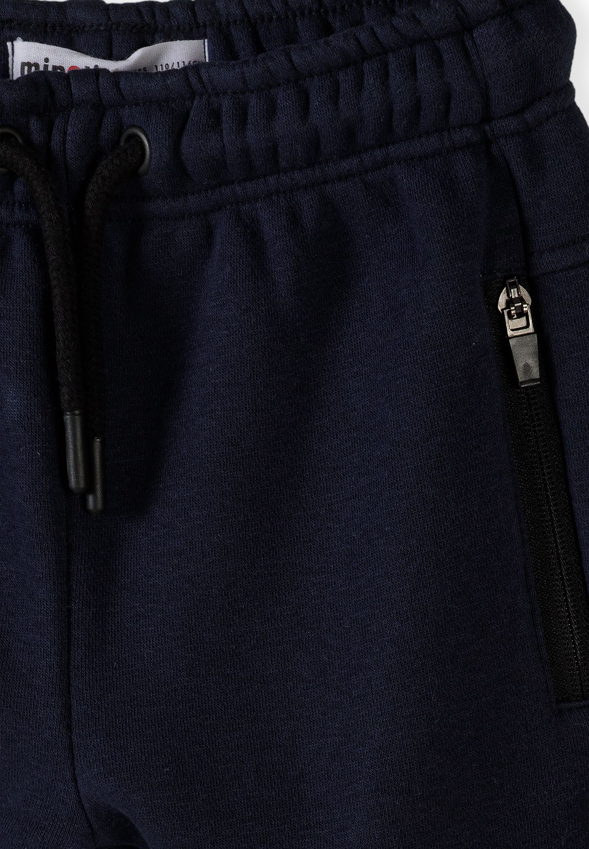 Slim-fit joggingbroek voor jongens in marineblauw en grijs met zakken met rits (set van 2), detail van de marineblauwe zak met rits.