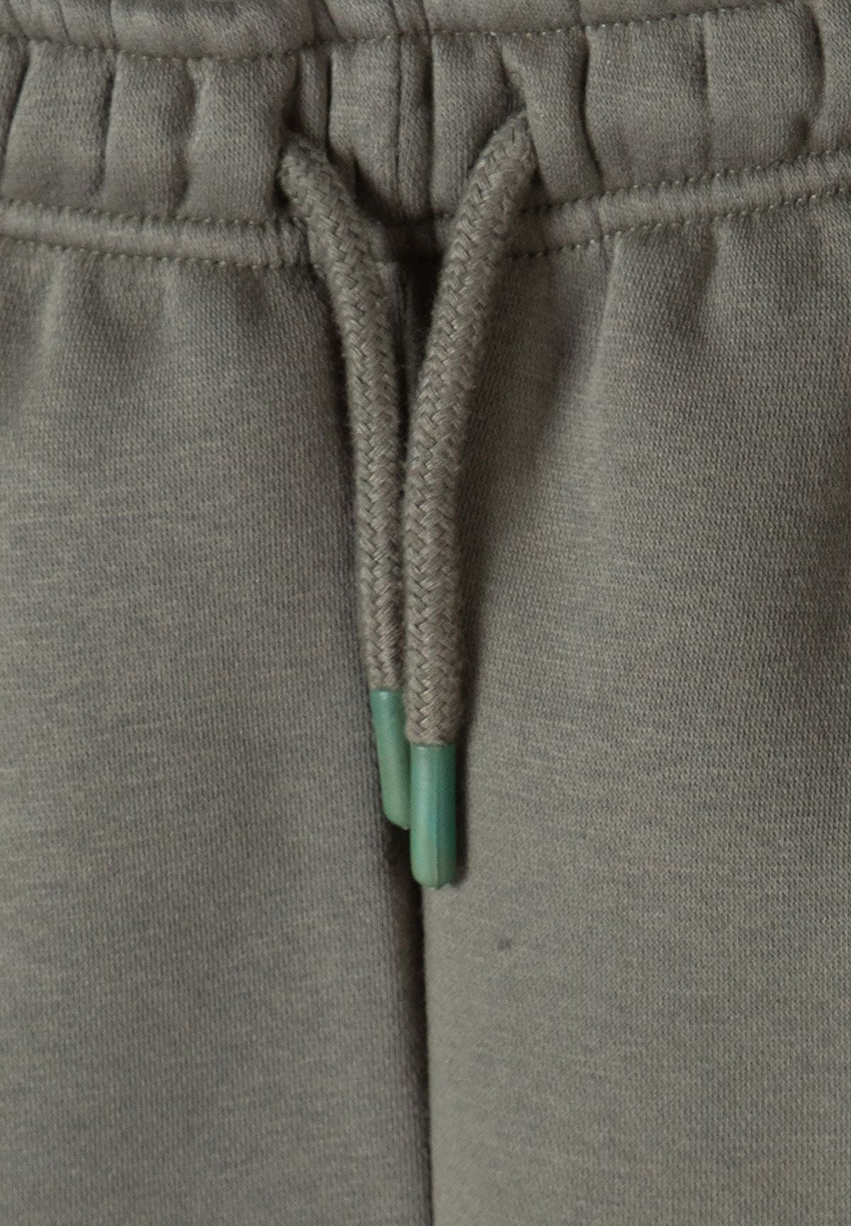 Pantaloni da jogging slim fit da bambino nei colori nero, antracite e verde oliva (confezione da 3), primo piano del cordoncino in vita.
